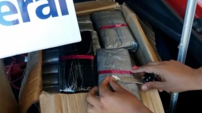Cocaína apreendida em carro de luxo em Corumbá, na fronteira com a Bolívia (Foto: Reprodução/TV Morena)
