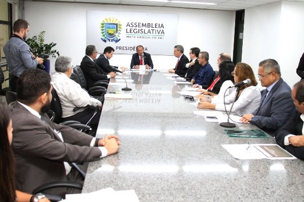 Reunião de representantes dos Poderes da esfera estadual com deputados da Comissão. Wagner Guimarães 