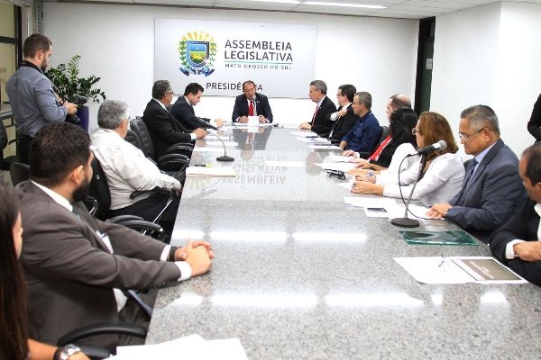 Gastos dos Poderes com pessoal estão de acordo com a LRF, mostram relatórios fiscais Reunião de representantes dos Poderes da esfera estadual com deputados da Comissão. Wagner Guimarães