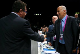 Presidentes das federações de futebol da Palestina, Jibril Rajoub, e de Israel, Ofer Eini, se cumprimentaram durante congresso em que os delegados da Fifa escolhem presidente da entidadeDivulgação Fifa