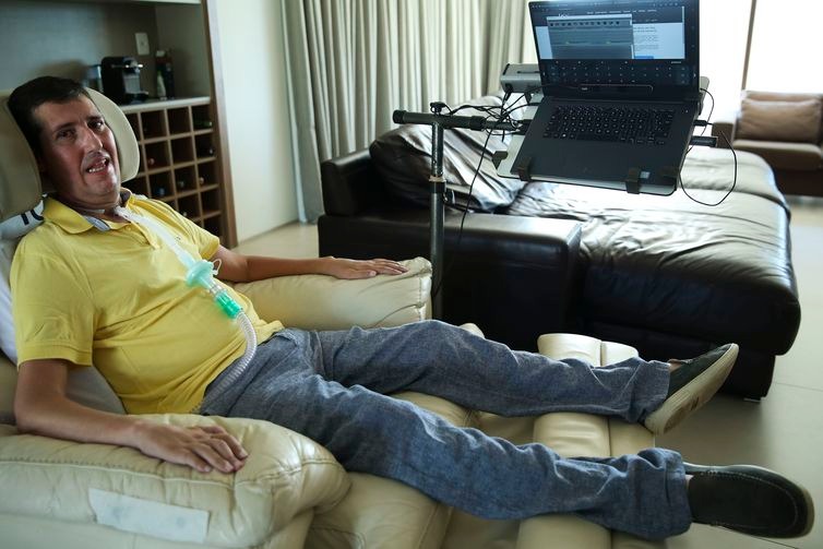 José Afonso Braga, portador de Esclerose Lateral Amiotrófica (ELA), criou um aplicativo prático e intuitivo para ajudar pessoas com a doença degenerativa a se comunicarem, o WeCanSpeak. - José Cruz/Agência Brasil