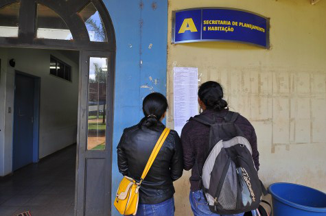 Prefeitura divulga os sorteados para as 33 vagas restantes no Ildefonso Pedroso Pessoas conferem lista de sorteados que já está afixada na entrada do Bloco A, na Prefeitura – A. Frota