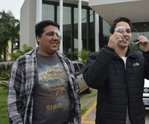 Os irmãos, Glauco (E) e Eder contam as dificuldades que enfrentaram 
(Foto: Paulo Ribas/Correio do Estado)