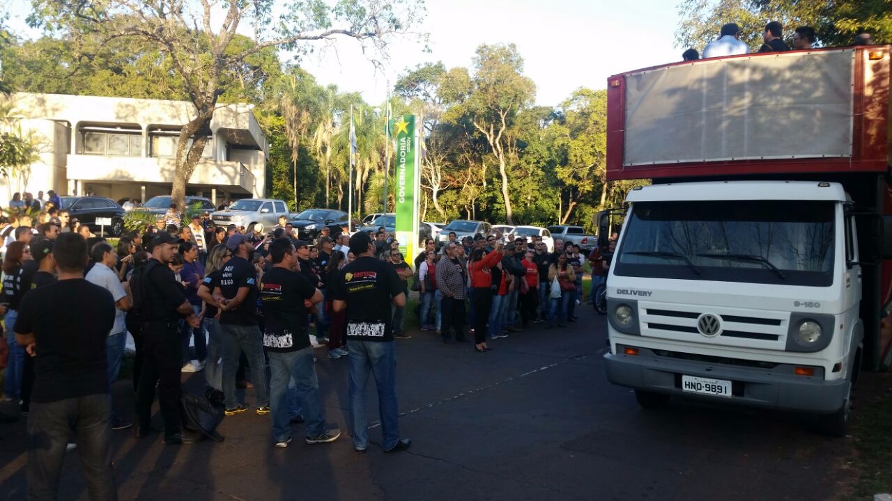 Governo oferece reajuste aos servidores de 2,94% a partir de outubro Governo oferece reajuste aos servidores de 2,94% a partir de outubro