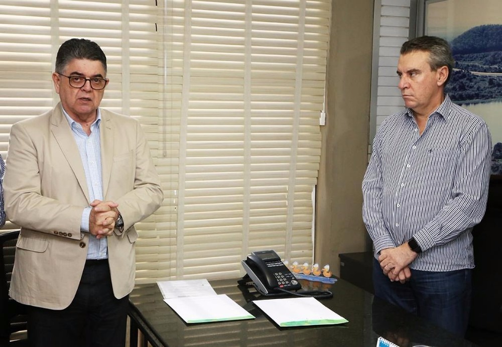 Márcio Monteiro e Paulo Corrêa na reunião que selou documentos da CPI (Foto: Victor Chileno/ALMS)