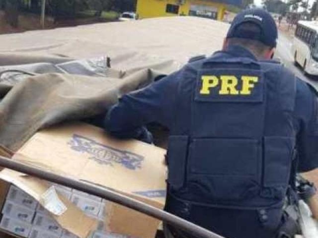 PRF apreende 160 mil maços de cigarros contrabandeados em carreta