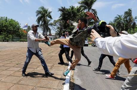 Invasores deixam embaixada da Venezuela após negociação Invasores deixam embaixada da Venezuela após negociação
REUTERS/Sergio Moraes
