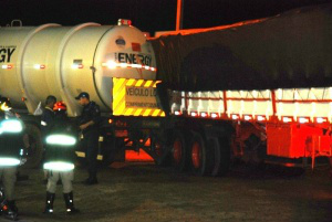 Acidente entre carretas foi durante manobra em pátio de posto. (Foto: Tiago Apolinário)