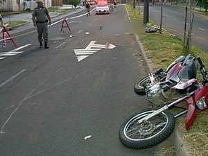 Após ingerir bebida alcoólica motorista bate em árvore e morre