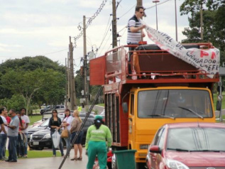 Manifestantes chegaram a alugar mini trio elétrico para protestar contra o prefeito (Foto: Marcos Ermínio)