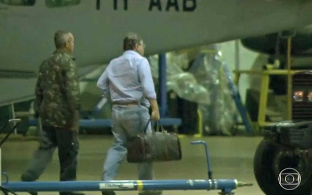 Preso, Geddel chega a Brasília e é levado para a superintendência da Polícia Federal Ex-ministro Geddel Vieira Lima desembarca em Brasília com uma pequena mala e é encaminhado à carceragem da PF (Foto: Reprodução)