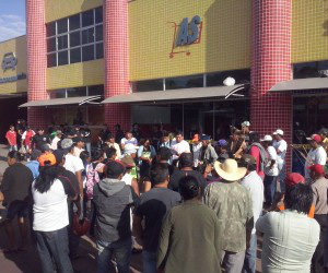 Índios fazem rezas, cânticos e protesto no centro de Miranda 
(Foto: Reprodução/WhatsApp)