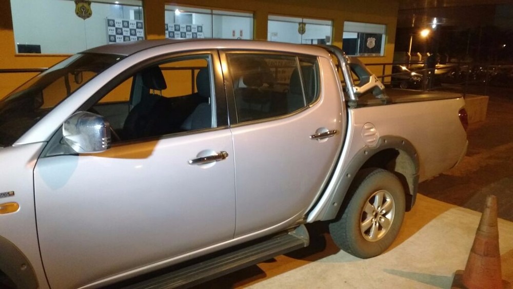 Ladrão é preso na BR-163 após trancar freiras em convento e roubar caminhonete Caminhonete recuperada pela PRF na BR-163 (Foto: Gustavo Marques)