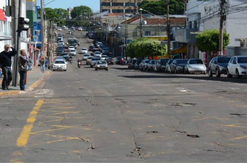 Faixas apagadas confundem e podem causar acidentes no centro Cruzamento das ruas 13 de Maio e Marechal Cândido Mariano Rondon sem sinalização - Foto: Bruno Henrique/Correio do Estado