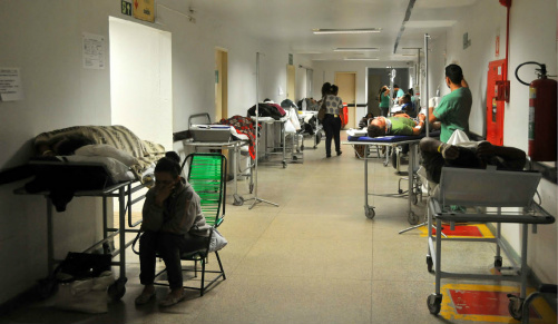Com caos na Santa Casa, 70% dos serviços podem parar Com sala da ala verde desocupada para atender os doentes mais graves, solução foi colocar os menos graves para fora - Foto: Valdenir Rezende/Correio do Estado