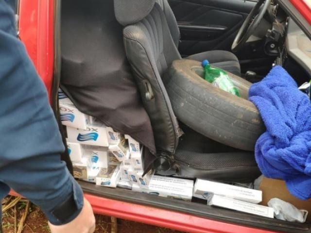 PMR apreende carro com 10 mil maços de cigarros abandonado em milharal PMR apreende carro com 10 mil maços de cigarros abandonado em milharal