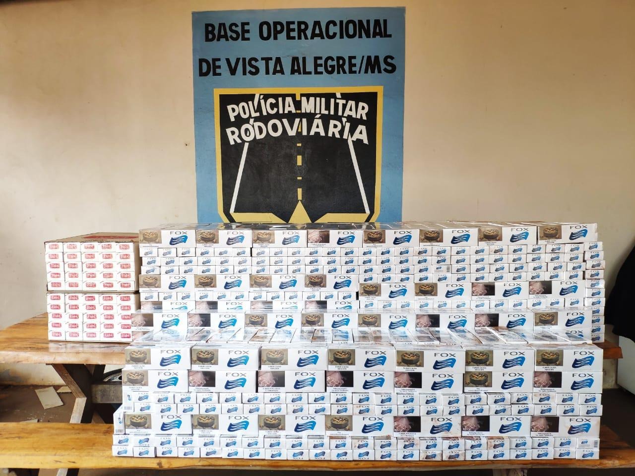 PMR apreende carro com 10 mil maços de cigarros abandonado em milharal PMR apreende carro com 10 mil maços de cigarros abandonado em milharal