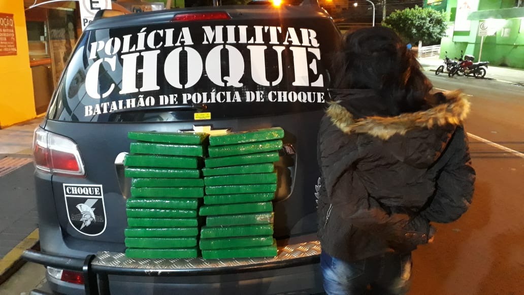 Mulher é presa pelo Choque com mala recheada de maconha Divulgação/Choque