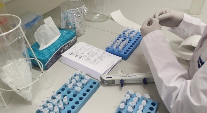 Laboratórios seguem em busca de vacina contra novo coronavírus. Yves Herman/Reuters