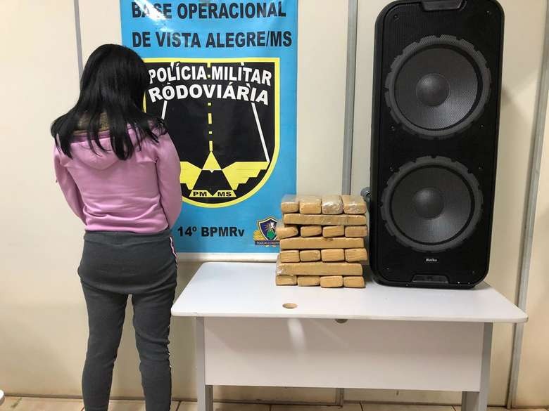 Mulher é presa com tabletes de maconha dentro de caixa de som Mulher é presa com tabletes de maconha dentro de caixa de som