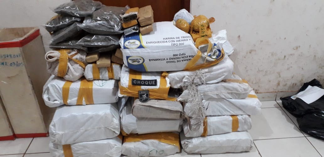 Após colisão, traficante abandona carro com 325 quilos de maconha na Capital Após colisão, traficante abandona carro com 325 quilos de maconha na Capital