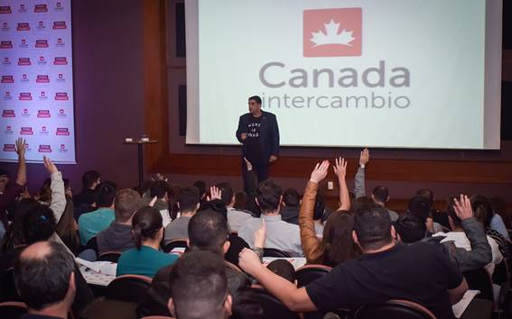 Dia 28 de novembro a ExpoCanada chega a Campo Grande Ed Santos – sócio-fundador da Canada Intercambio e especialista em imigração - em uma das ExpoCanada no Brasil