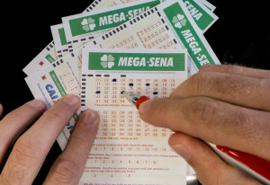 Um apostador acerta as 6 dezenas da Mega Sena e levará R$ 76 milhões Um apostador acerta as 6 dezenas da Mega Sena e levará R$ 76 milhões
