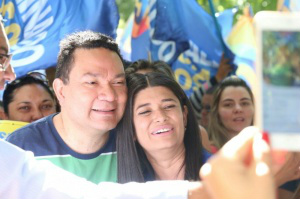 Rose abraça eleitor durante evento de campanha realizado no sábado. (Foto: Marcos Ermínio)