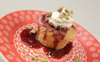 Bolo de cenoura com calda de amora e pistache (Foto: Divulgação)