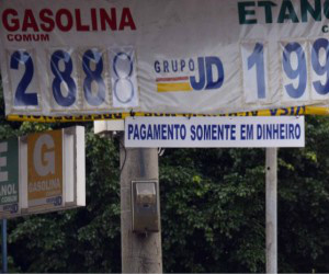 Postos têm reduzido o preço da gasolina, recuando a R$ 2,88 
(Foto: Paulo Ribas/Correio do Estado)