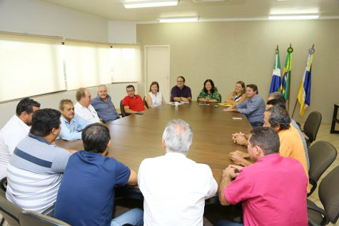 Délia oficializa com vereadores devolução da ultima parcela do duodécimo de 2016 Reunião com 17 dos 19 vereadores aconteceu na manhã desta segunda no gabinete da prefeita Délia Razuk – A. Frota