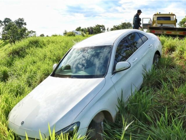 Família é feita refém e ladrões levam dinheiro e 2 Mercedes-Benz na Capital (Foto: Henrique Kawaminami)