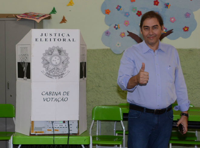 Alcides Bernal votou hoje de manhã, na Escola Rui Barbosa - Foto: Paulo Ribas / Correio do Estado
