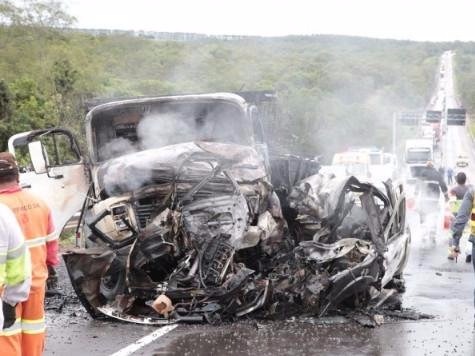 Vítimas que morreram carbonizadas em acidente tinham 35 e 18 anos