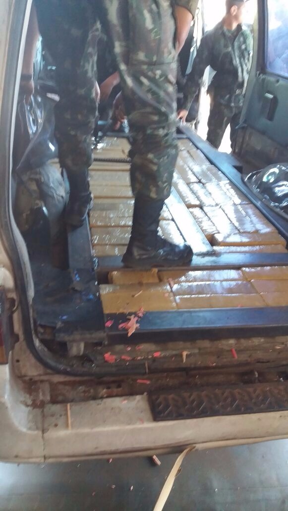 Exército e PM flagram capixaba com quase 70kg de maconha em caminhão Exército e PM flagram capixaba com quase 70kg de maconha em caminhão