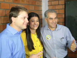 Rose votou acompanha de seu candidato a vice, Cláudio Mendonça (à esquerda), e do governador do Estado, Reinaldo Azambuja (PSDB). (Foto: Fernando Antunes)