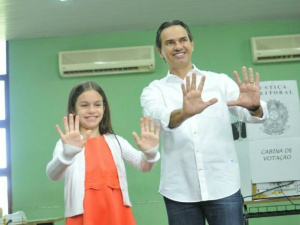 Marquinhos foi votar com filha Alice, de 9 anos. (Foto: Alcides Neto)