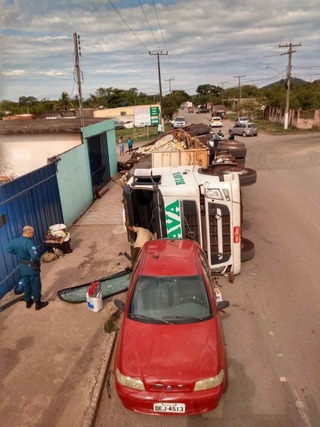 Caminhão lotado de cerveja tomba após motorista perder controle Caminhão lotado de cerveja tomba após motorista perder controle