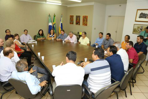Délia oficializa com vereadores devolução da ultima parcela do duodécimo de 2016 Reunião com 17 dos 19 vereadores aconteceu na manhã desta segunda no gabinete da prefeita Délia Razuk – A. Frota