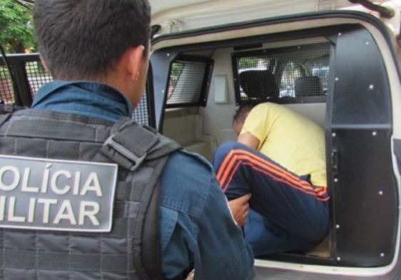 Mulher grávida é agredida e arremessada de veículo pelo marido