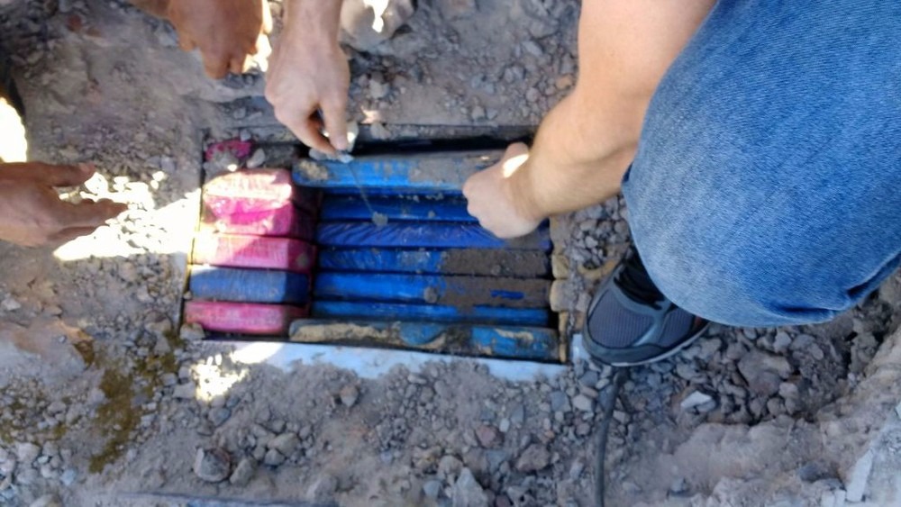 Maconha foi escondida em fundo falso preparado entre as vigas (Foto: Polícia Civil/Divulgação)