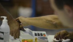 Rio de Janeiro - o eleitor que já fez o recadastramento biométrico precisa levar apenas o celular na hora de votar Tânia Rêgo/Agência Brasil
