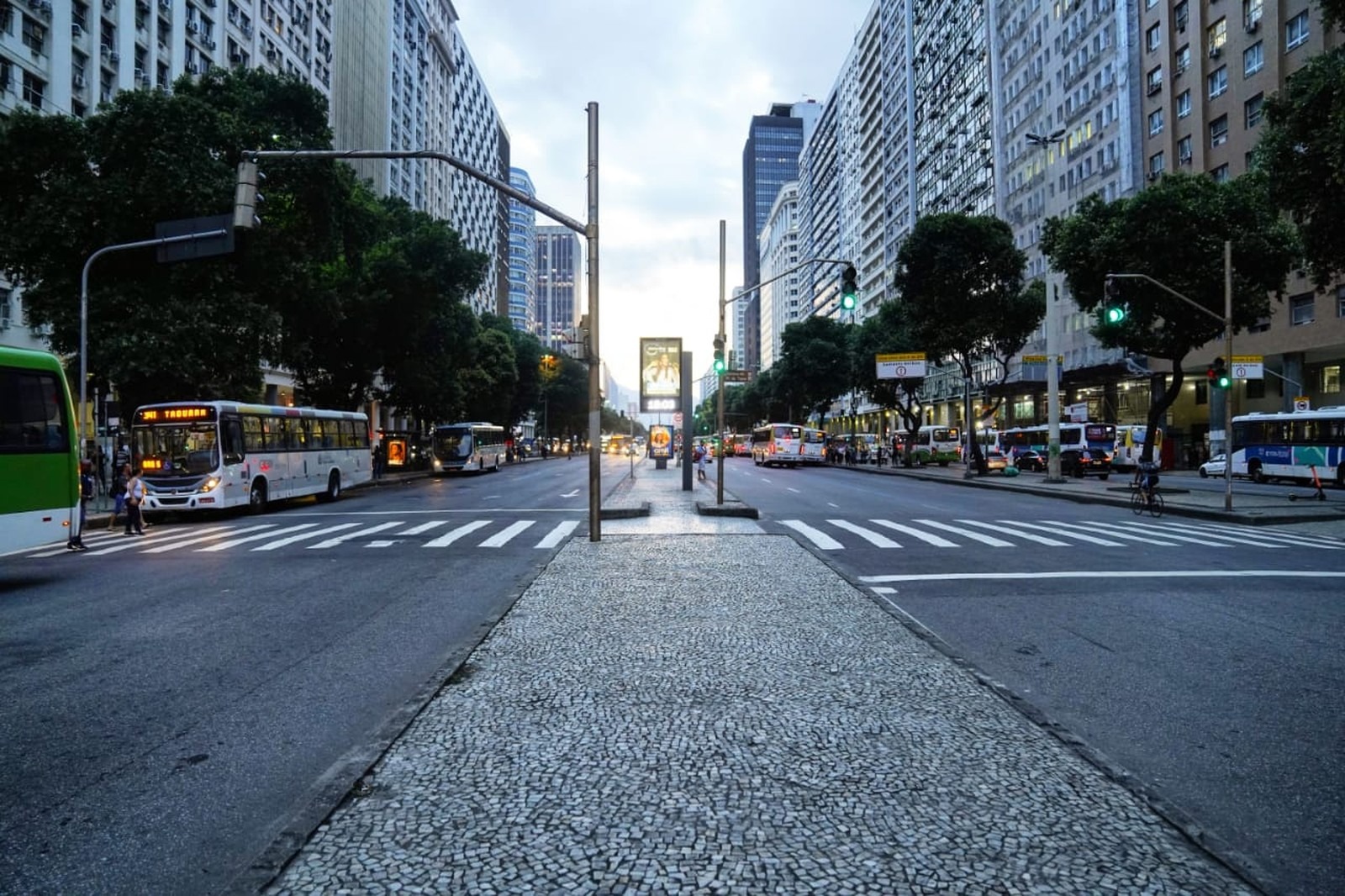 Avenida Presidente Vargas, Centro do Rio, mais vazia no fim da tarde desta quarta-feira (18) — Foto: Marcos Serra Lima/ G1