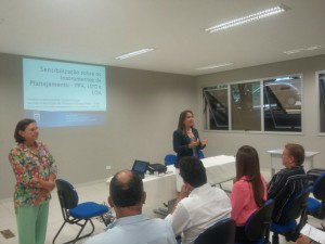 Vice prefeita participa de curso para novos festores da SESAU A vice-prefeita de Campo Grande Adriane Lopes (ao centro) em reunião com novos gestores da Sesau. (Foto: Hena/Sesau)