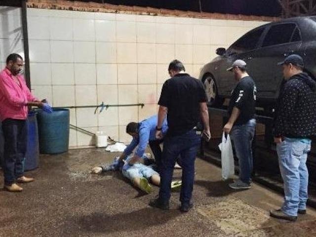 Policiais e peritos durante os levantamentos no local do crime. Porã News