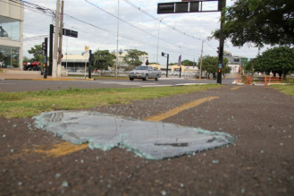 Garoto morto em colisão matou irmão em abril; outros têm antecedentes Acidente foi no cruzamento da Afonso Pena com a Ernesto Geisel (Foto: Marcos Ermínio)
