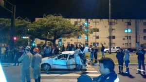 Garoto morto em colisão matou irmão em abril; outros têm antecedentes Acidente atraiu curiosos no Centro (Foto: Beatriz Gonçalves / Direto das Ruas)
