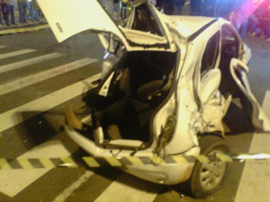 Garoto morto em colisão matou irmão em abril; outros têm antecedentes Celta ficou destruído após a colisão (Foto: Direto das Ruas)