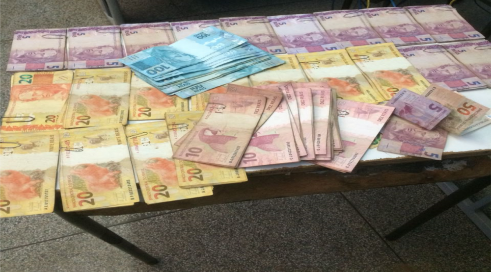 Dinheiro apreendido com adolescente no momento da abordagem em Aquidauana (MS) (Foto: 7º BPM/Divulgação)