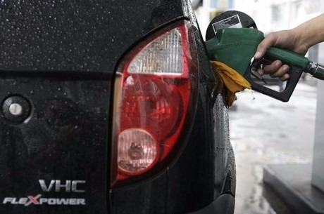 Petrobras anuncia elevação de preço da gasolina e redução do diesel Petrobras anuncia elevação de preço da gasolina e redução do diesel